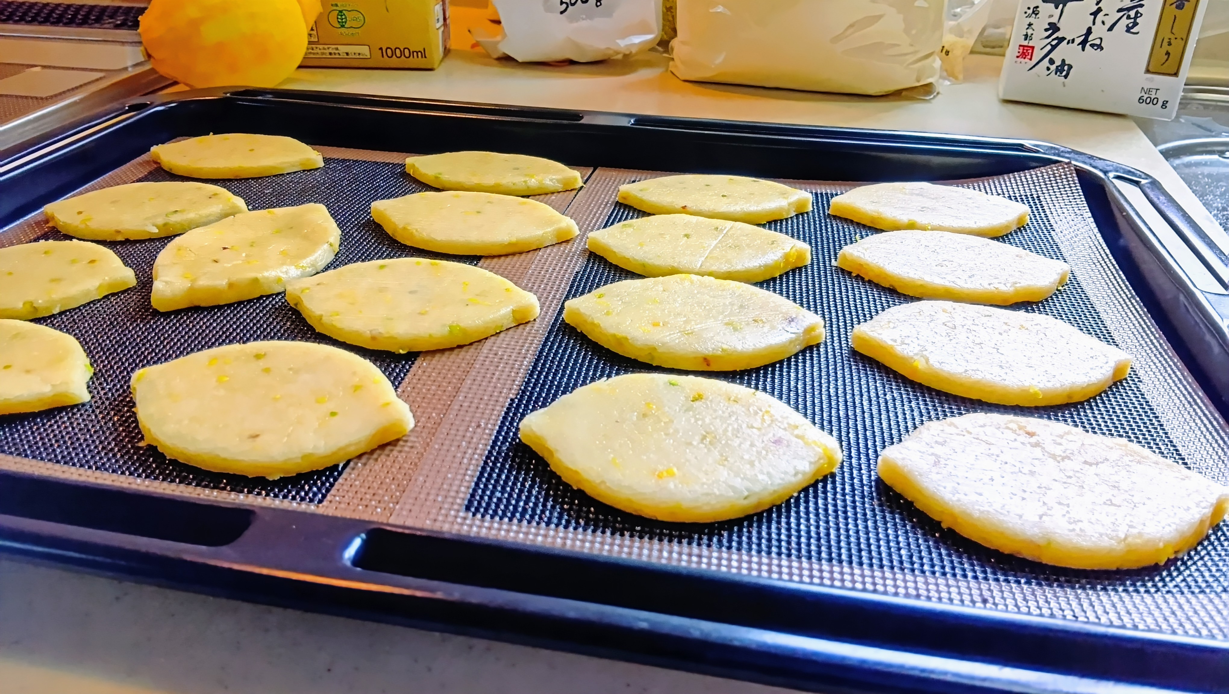焼く前のレモンクッキー生地が天板に並んでいる様子